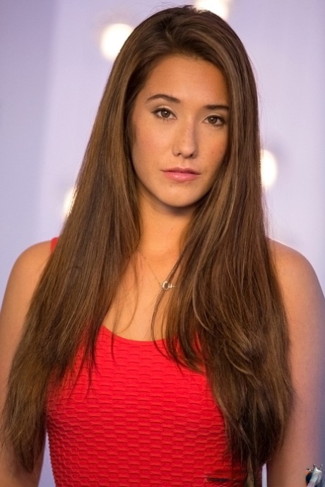 Симпатичная брюнетка Ева раздевается в этом красном платье, чтобы показать себя картинка 1