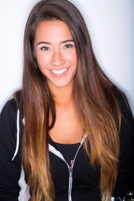 Выдающаяся Шай показывает свои великолепные большие сиськи и красивые линии загара картинка 1