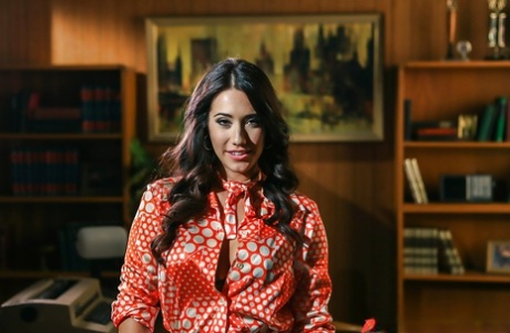 Знойная порнозвезда Ева Ловия демонстрирует большую и сочную задницу в нижнем белье картинка 1