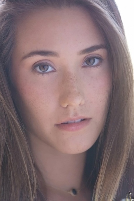 Сладкая красотка Ева Лория позирует обнаженной и демонстрирует свою киску крупным планом картинка 1