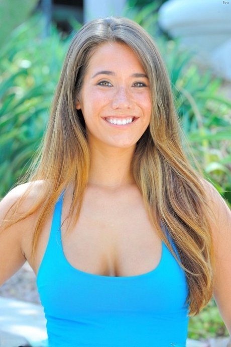 Грудастая красотка снимает свои шорты, чтобы раздвинуть свою попку на открытом воздухе на публике картинка 10