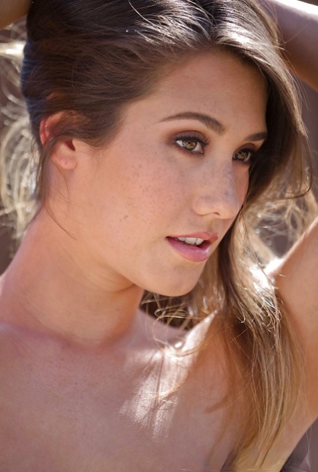 Симпатичная красотка снимает свои джинсы на открытом воздухе, чтобы обнажить свою волосатую киску картинка 7