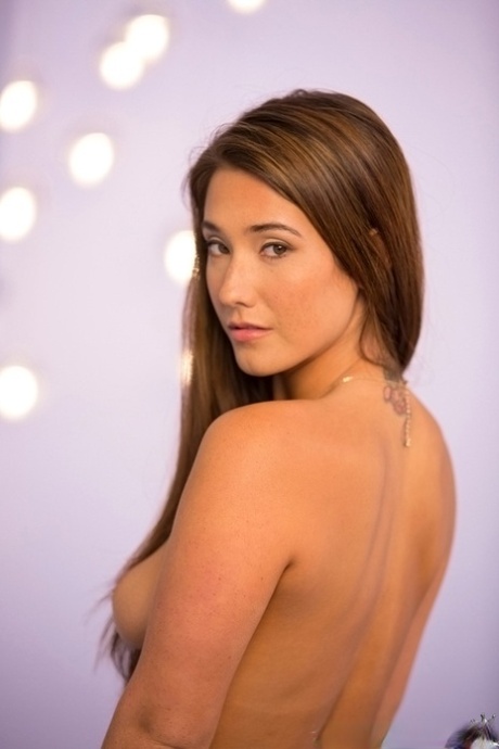 Симпатичная брюнетка Ева раздевается в этом красном платье, чтобы показать себя картинка 8