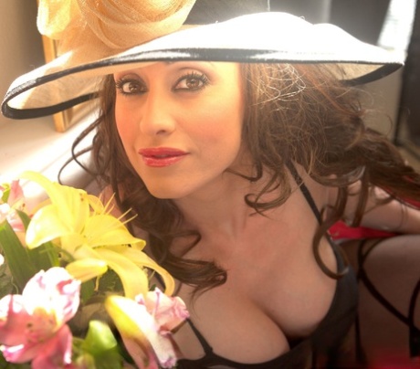 Одетая женщина Ева Нотти демонстрирует свое хорошенькое личико в шляпе от солнца картинка 8