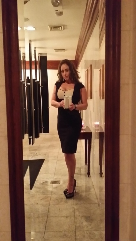 Милф-порнозвезда Ева Нотти делает селфи голышом, пока тусуется дома картинка 5