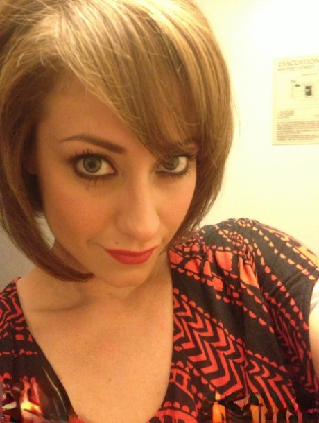 Коротко стриженная цыпочка Ева Нотти обнажает свои гигантские сиськи во время селфи картинка 1