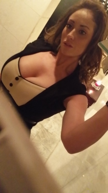 Милф-порнозвезда Ева Нотти делает селфи голышом, пока тусуется дома картинка 10