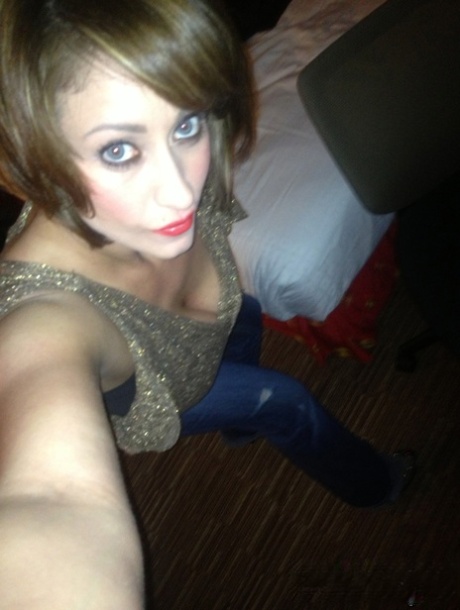 Коротко стриженная цыпочка Ева Нотти обнажает свои гигантские сиськи во время селфи картинка 6