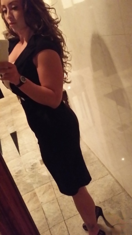 Милф-порнозвезда Ева Нотти делает селфи голышом, пока тусуется дома картинка 12