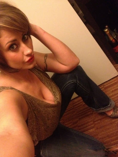 Коротко стриженная цыпочка Ева Нотти обнажает свои гигантские сиськи во время селфи картинка 7