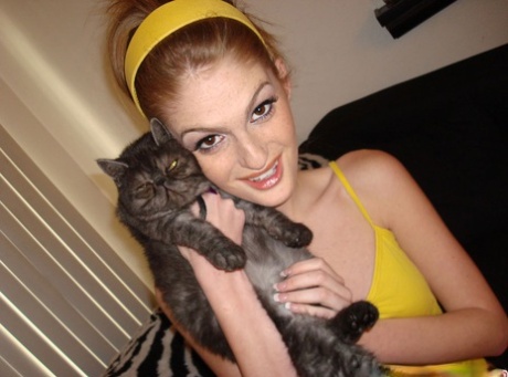 Молодая рыжеволосая любительница Фэй Риган показывает свое великолепное тело картинка 1