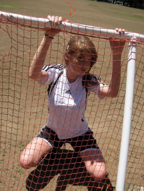 18-летнюю девушку вводит в мир БДСМ-секса новый парень картинка 1