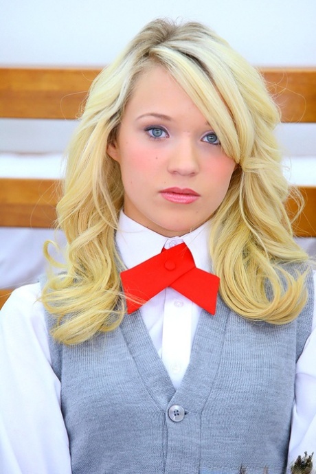 Студентки мелькают голыми юбками и сосут член в комнате общежития. картинка 1