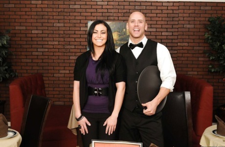 Две похотливые мамочки в джинсах соблазняют своего официанта и дразнят его член картинка 2