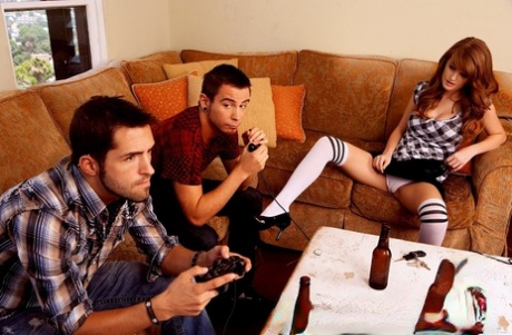 Возбужденная рыжеволосая Фэй Рейган соблазняет пару парней-геймеров в носках OTK картинка 1