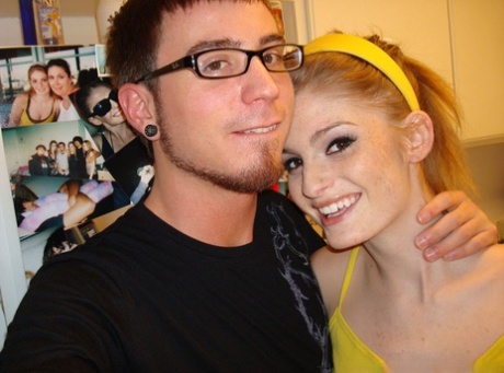 Любительская красотка с большой грудью Фэй Риган трахается с большим твердым членом картинка 1