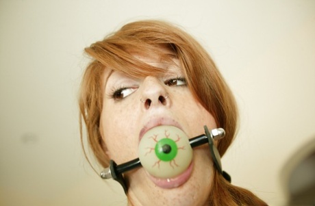 Молоденькую красотку Фэй Риган связывают и трахают с кляпом во рту картинка 1