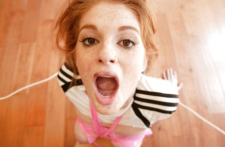 В сцене с кончанием много спермы попадает на лицо юной Фэй Риган картинка 11