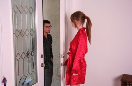 Горячая модель Фэй Рейган в шелковом белье демонстрирует длинные ноги на высоких каблуках картинка 1