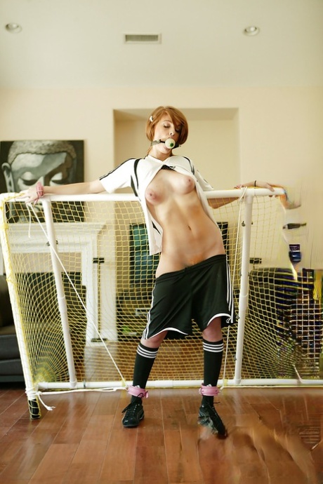 Рыжеволосая молоденькая Фэй Риган получила жесткий проникающий удар в свою тугую пизду картинка 5