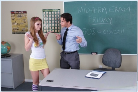 Сексуальная рыжеволосая студентка колледжа Фэй Рейган легла на стол и жестко трахнулась картинка 2