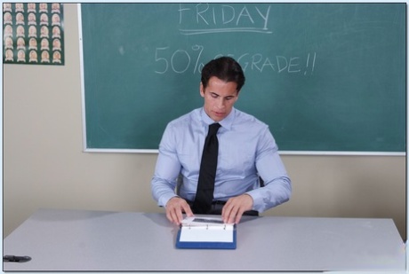 Сексуальная рыжеволосая студентка колледжа Фэй Рейган легла на стол и жестко трахнулась картинка 1