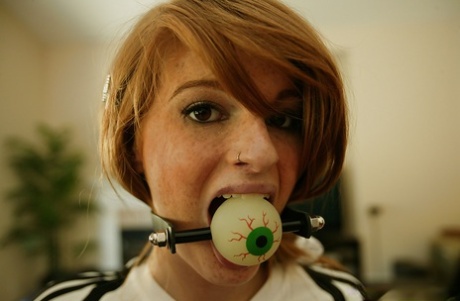 Молоденькую красотку Фэй Риган связывают и трахают с кляпом во рту картинка 3