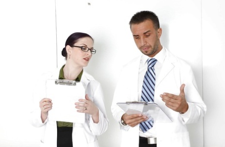 Рыжеволосая красотка с красивыми натуральными сиськами Фэй Рейган трахается в жопу картинка 1