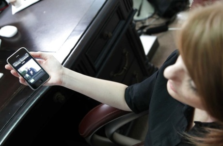 Рыжеволосую Фэй Рейган с большими сиськами трахают в офисе картинка 1