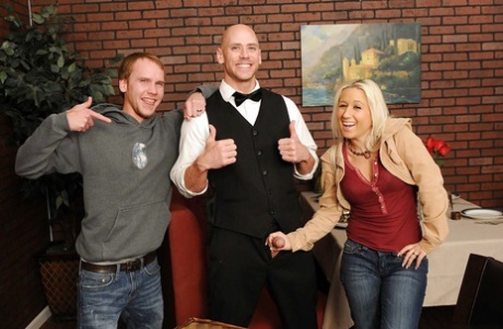 Две похотливые мамочки в джинсах соблазняют своего официанта и дразнят его член картинка 15