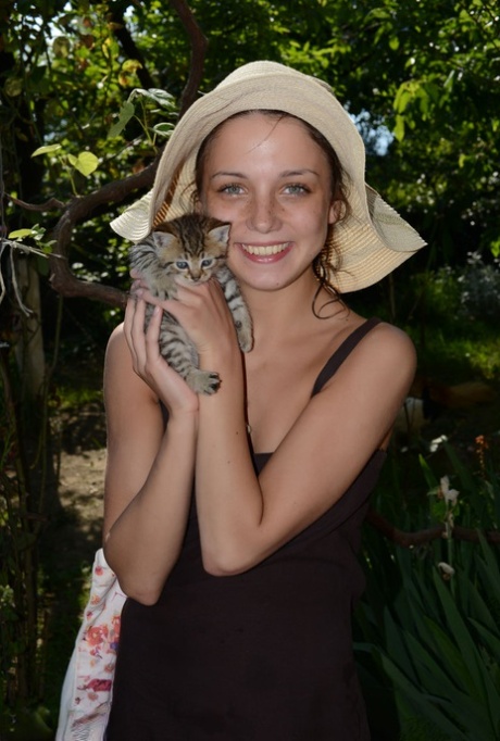 Юная легалистка снимает с себя одежду и позирует обнаженной на надувном матрасе картинка 14