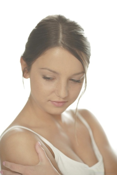 Фокси Ди показывает свою задницу порнозвезды и свои натуральные крошечные сиськи картинка 3