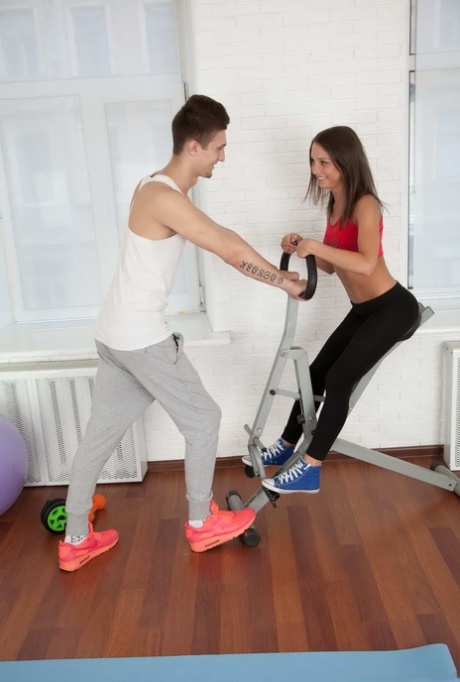 Спортивная молоденькая Энджел получает сперму на лицо после того, как трахнулась со своим личным тренером картинка 1