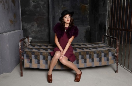 Очаровательная красотка раздевается, тщательно обнажая свои привлекательные сиськи картинка 1