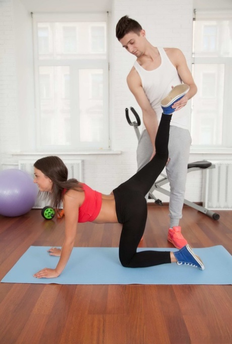 Спортивная девушка смазывает лицо спермой после секса со своим личным тренером картинка 2