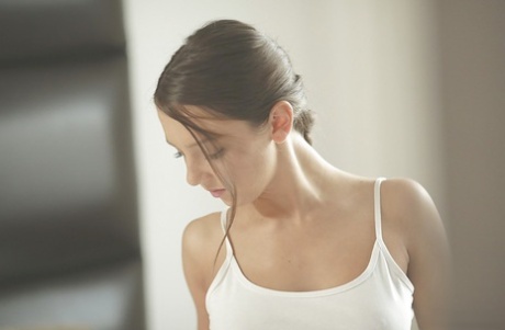 Фокси Ди показывает свою задницу порнозвезды и свои натуральные крошечные сиськи картинка 5