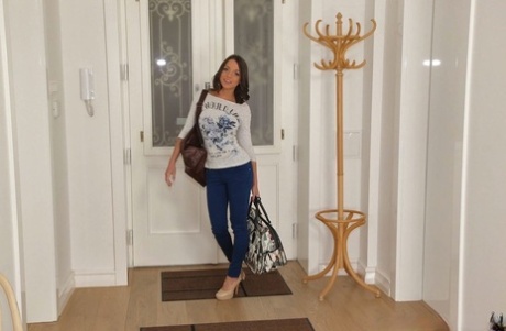 Горячая брюнетка приходит на свидание вслепую и заканчивает жестким анальным сексом картинка 1