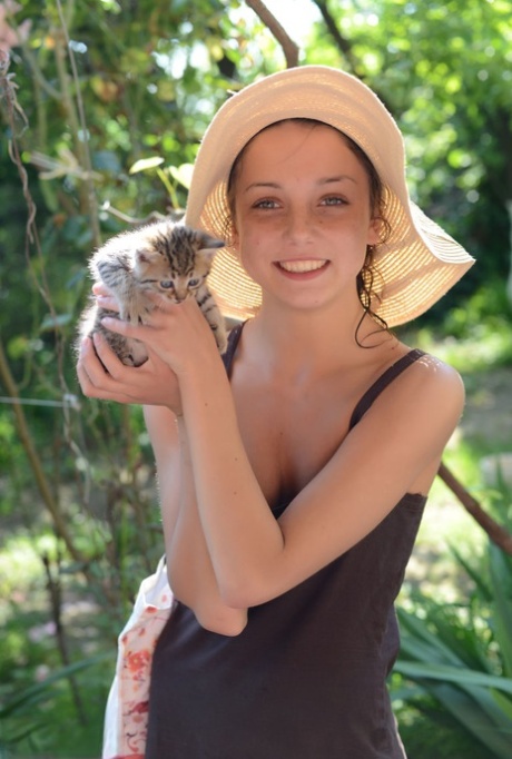 Юная легалистка снимает с себя одежду и позирует обнаженной на надувном матрасе картинка 15