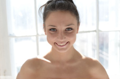 Сладкая юная Медина У голышом встает на колени на стуле и выставляет напоказ свою миниатюрную сексуальную попку картинка 10