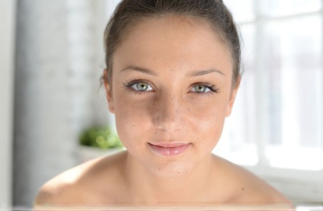 Сладкая юная Медина У голышом встает на колени на стуле и выставляет напоказ свою миниатюрную сексуальную попку картинка 2