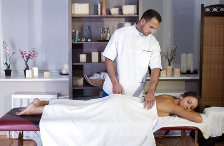 Крошечная европейская девушка Фокси Ди получает массаж и лижет киску картинка 1