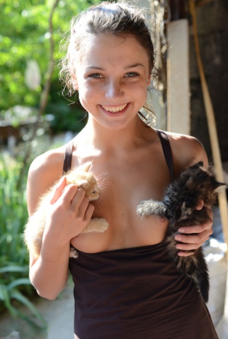 Юная легалистка снимает с себя одежду и позирует обнаженной на надувном матрасе картинка 19