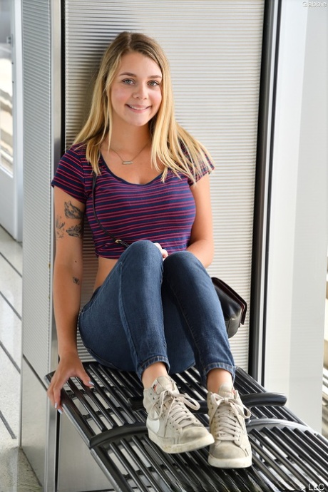 Молодая и грудастая блондинка Габби залезает в бассейн после того, как разделась догола картинка 2