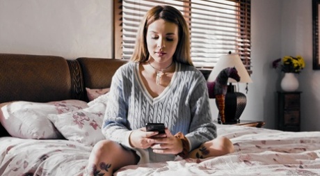 Девушки-лесбиянки собираются вместе для женского секса втроем на диване картинка 1