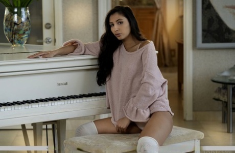 Молоденькая латиноамериканка Джанна Диор раздевается до длинных белых носков во время великолепных сольных поз картинка 1