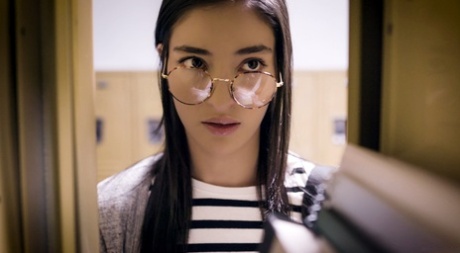 Школьницы Эмили Уиллис и Джанна Диор занимаются лесбийским сексом в кустах картинка 1