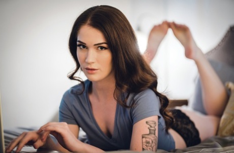 Милая девушка делает селфи топлесс перед сексом втроем с парой картинка 1