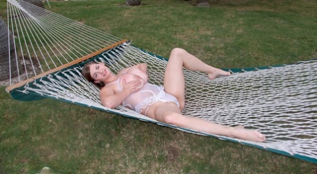 Горячие милф-женщины снимают бикини, обнажая большие сиськи на пляже картинка 16