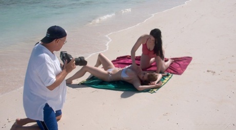 Горячие милф-женщины снимают бикини, обнажая большие сиськи на пляже картинка 6