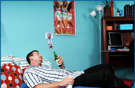 Молоденькая красотка с большой грудью Джанна Майклс трахается в свою волосатую киску картинка 1